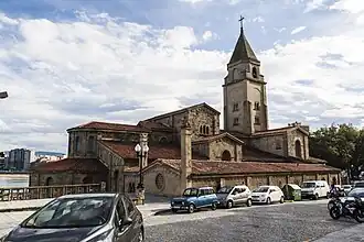 Fachada lateral hacia la plaza del Arcipreste Ramón Piquero