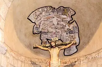 Cristo crucificado y fresco en el ábside central