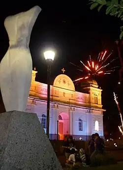 Escultura abstracta en el parque de Barva.