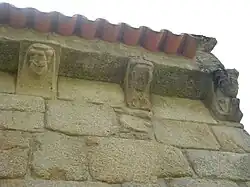 Modillones en la iglesia de Moreira de Lima