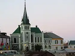 Vista al atardecer; a la izq.: pinturas de Polar, 2015