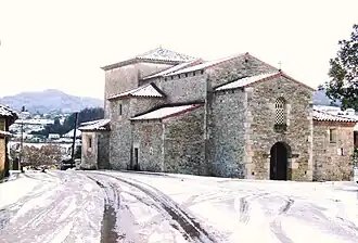 La iglesia cubierta de nieve