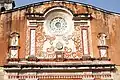 Detalle de la parte superior de la entrada principal de la iglesia