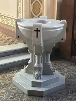 Pila bautismal de mármol en el interior de la iglesia