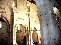 La nave de la iglesia de San Pedro de Rates con columnas decorativas que probablemente debían sustentar una bóveda de cañón que nunca se construyó.