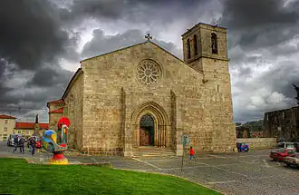 Iglesia de Santa María de Barcelos (finales del siglo XIII). Su fachada románica muestra un portal gótico y rosetón.