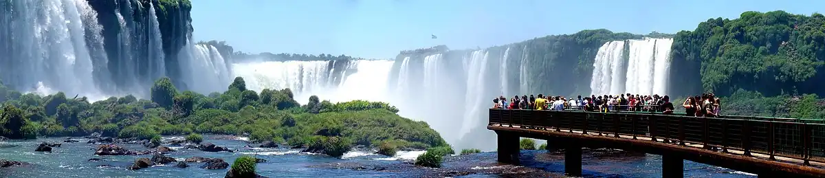 Las Cataratas del Iguazú se encuentran más de un 80&nbsp;% en territorio argentino, fueron declaradas como Patrimonio de la Humanidad por la UNESCO y son una de las Siete maravillas naturales del mundo.