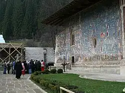 Imagen exterior de las paredes del sur de la iglesia.