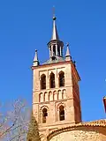 Torre mudéjar con capitel.