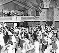 Fiesta de baile entre pavos reales (1945)