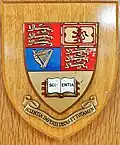 Una placa de madera con el escudo del Imperial College London