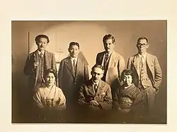 «En Tokio». Primera fila, desde la izquierda: Yasuko Kawai (Tsune), Bernard Leach y Kaneko Yanagi; fila de atrás, desde la izquierda: Muneyoshi Yanagi y, de pie a un lado, Kenkichi Tomimoto y Kanjirō Kawai.