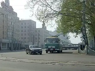 Trolebús afuera de la Estación Pionyang.