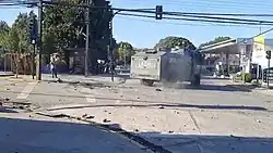 Vehículo de Carabineros atraviesa una barricada.