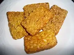 El tempeh goreng común (sin rebozar) en Indonesia