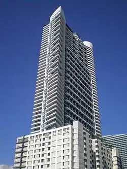 Vista desde la calle mirando hacia arriba