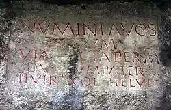 Inscripción romana en la entrada del túnel