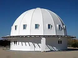 Estructura blanca abovedada en el desierto