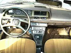 Tablero de un Peugeot 604