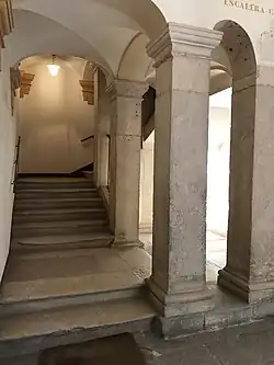 Vista de la escalera noreste desde el zaguán.