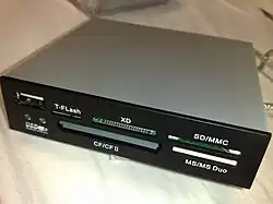 Lector de tarjetas de memoria, dispositivo interno de bahía de unidad de 3,5" con conexión USB 2.0.