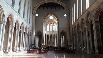 Interior de San Lorenzo Maggiore en Nápoles (1235-siglo&nbsp;XVIII)