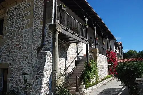 Caserío "Intxaurrondo Zaharra".