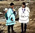 Dos jóvenes madres inuits con su amauti (Anorak con capucha), Pond Inlet 1995