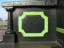 Detalle decorativo del ténder del Iron Duke: verde acebo y contorno verde guisante