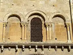 Una cornisa ajedrezada divide esta fachada en dos cuerpos