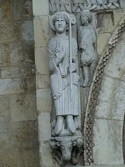 Estatua de San Isidoro a cuyo costado se implantó un verdugo con el cuchillo, correspondiente en realidad a Pelayo