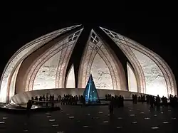 Vista del monumento por la noche