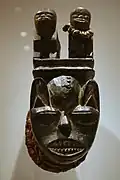 Máscara de cultura Isoko, Nigeria.