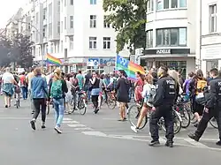 Bandera arcoíris de duplo Venus en muestra de solidaridad Istanbul Pride, Berlín, Alemania, 2018