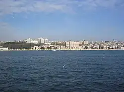 Palacio de Dolmabahçe a orillas del Bósforo.