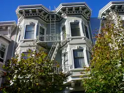 Proyección de la cornisa de una casa de madera pintada al estilo italiano.