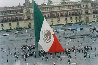 Ceremonia de izamiento de la bandera monumental en la plaza de la Constitución a las 06:00 horas (UTC-06:00).