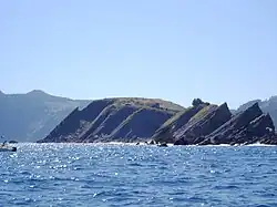 La isla vista desde el mar.