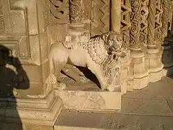 León protegiendo el pórtico