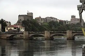 Vista frontal del castillo