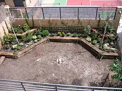 Jardineras realizadas con traviesas de tren en el jardín de una vivienda particular adosada. Después de la plantación.