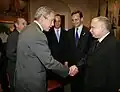 El presidente de los Estados Unidos George W. Bush y el primer ministro polaco Jarosław Kaczyński durante una conversación en la Casa Blanca, octubre de 2006