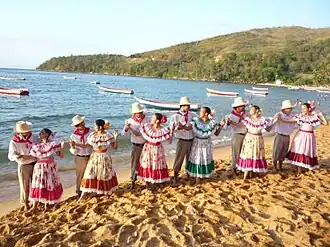Foto parejas de baile de joropo oriental al lado de la playa.