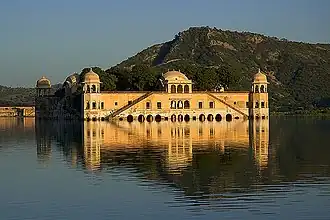 Jal Mahal ('Palacio del agua'), construido en medio del lago de Man Sagar en Jaipur, por el maharajà Jai Singh II
