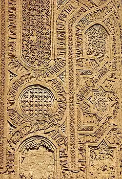 Bandas ornamentales sobre el minarete de Jam, en las que se puede leer la Sura 19 del Corán