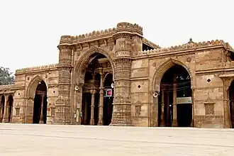 Mezquita del Viernés (1424-1470) en Ahmedabad (las partes superiores de los minaretes de la entrada ahora se han perdido).