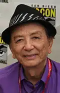 James Hong, como Hannibal Chew.