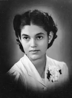 Jan Ruff O'Herne, neerlandesa capturada e internada en Ambarawa (en Indonesia) tras la ocupación japonesa de las Indias Orientales. En los meses subsiguientes, O'Herne, junto con otras seis mujeres neerlandesas, fueron violadas, día y noche, por el personal militar japonés. O'Herne decidió contar su historia en sus memorias personales Fifty Years of Silence (1994).