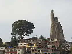 Vista de la estatua monumental