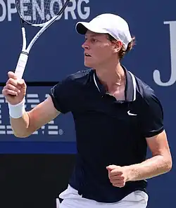 Jannik Sinner, Campeón individual masculino de 2025. Fue su tercer Grand Slam y su segundo título en el Abierto de Australia.
